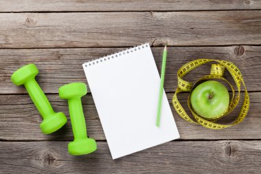 Defter, mezura, elma ve dumbells