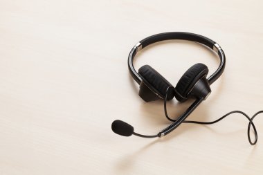 Ofis Masası kulaklık ile