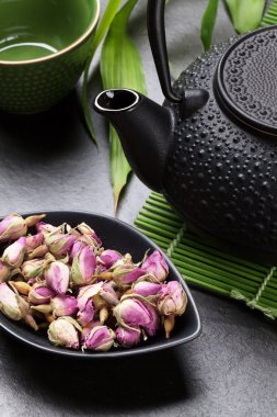 Asya gül çay ve çaydanlık