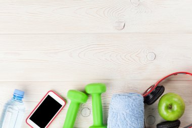 Halter, şişe, smartphone, kulaklık ve elma.