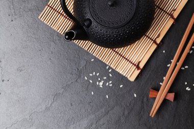 Taş Masa üzerinde Asya çaydanlık
