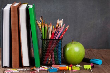 Okul ve ofis malzemeleri ve elma
