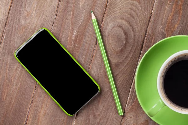 Mesa com smartphone e xícara de café — Fotografia de Stock