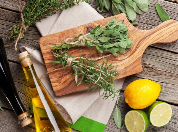 Erbe aromatiche, condimenti con limone, lime e olio — Foto Stock