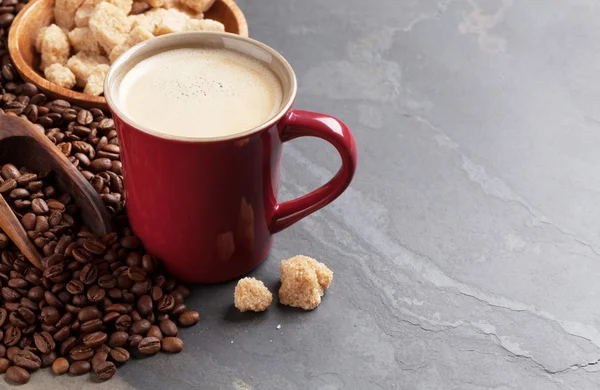 Xícara de café, feijão e açúcar — Fotografia de Stock