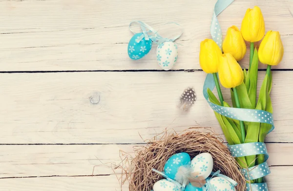 Background with eggs and tulips — Stock Photo, Image