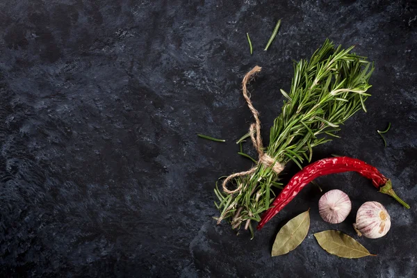 Ervas aromáticas e especiarias frescas — Fotografia de Stock