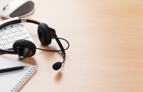 Escritorio de oficina con auriculares — Foto de Stock