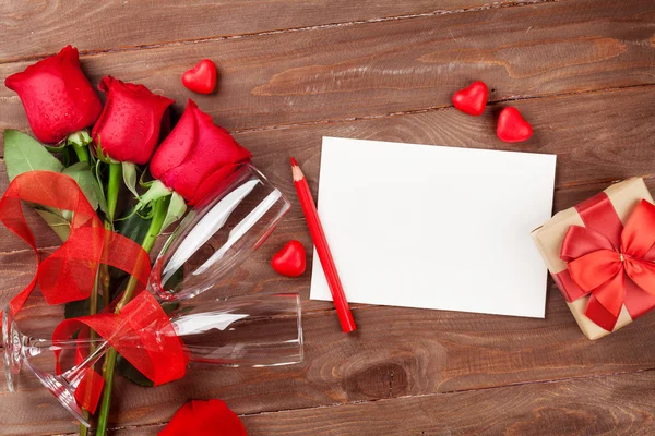 Tarjeta de felicitación, vasos y rosas rojas — Foto de Stock