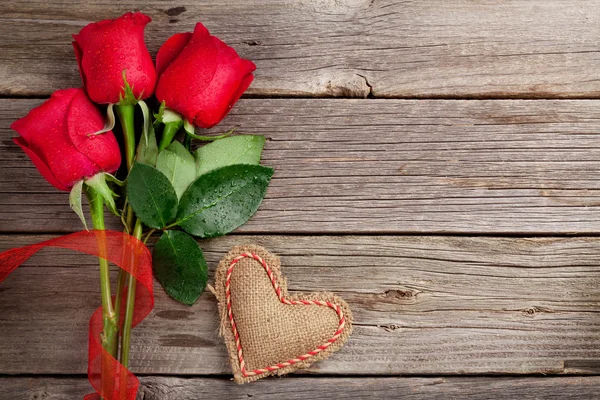 Rosas rojas y corazón del día de San Valentín — Foto de Stock