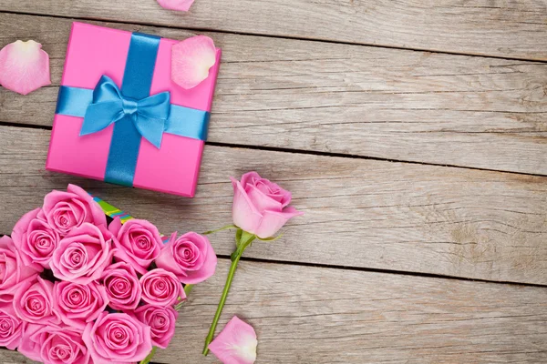 Hintergrund mit Geschenkbox und Rosen — Stockfoto