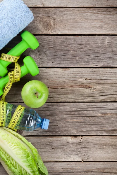 Hanteln, Flasche, Handtuch und Apfel — Stockfoto