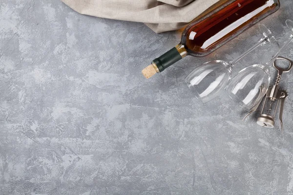 Botella de vino, vasos y sacacorchos —  Fotos de Stock