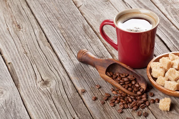 Šálek kávy, fazole a hnědý cukr — Stock fotografie