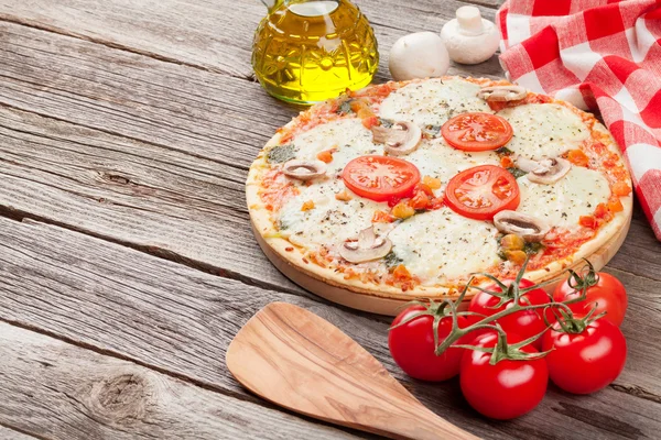 Pizza z pomidorami i grzybami — Zdjęcie stockowe