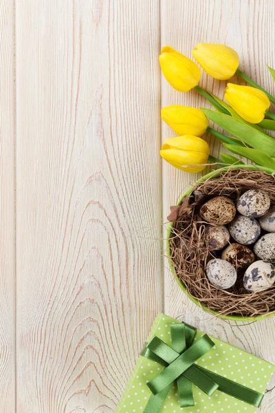 Fondo con huevos y tulipanes — Foto de Stock