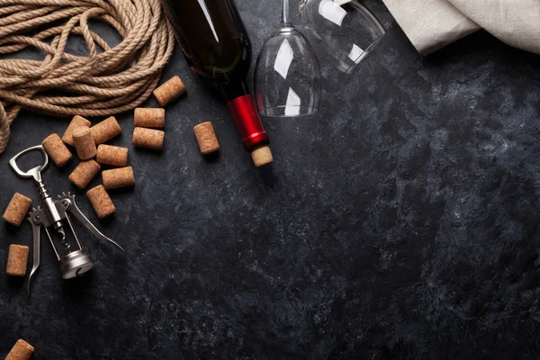 Botella de vino tinto, vasos y sacacorchos —  Fotos de Stock