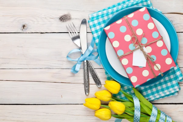 Background with gift, tulips and gift box. — Stock Photo, Image