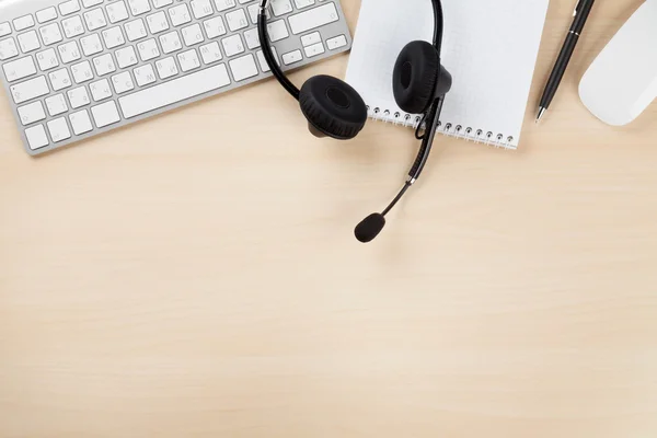 Escritorio de oficina con auriculares y suministros —  Fotos de Stock