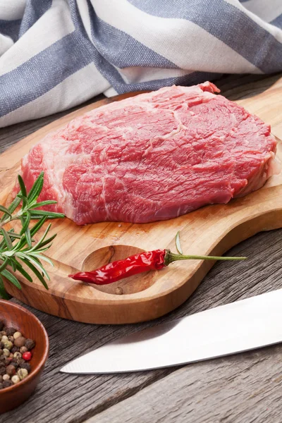 Bistecca di manzo cruda con spezie ed erbe aromatiche — Foto Stock