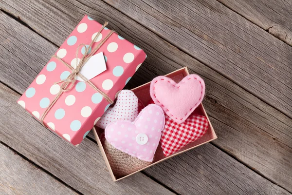 Cuori giocattolo in confezione regalo — Foto Stock