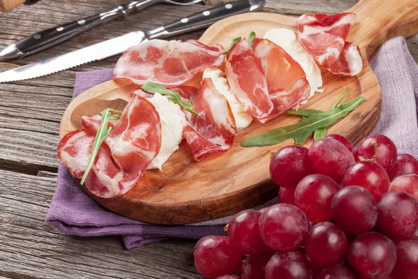 Prosciutto aux raisins frais — Photo