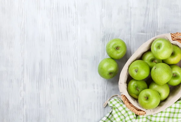 Pommes vertes dans le panier — Photo