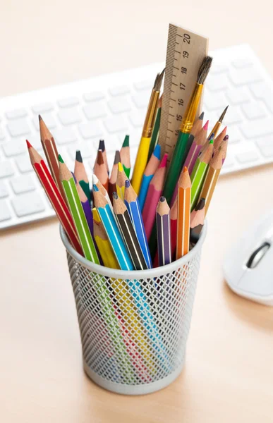 Kleurrijke potloden in houder — Stockfoto