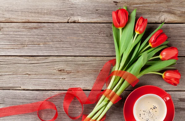 Червоні тюльпани і чашка кави — стокове фото