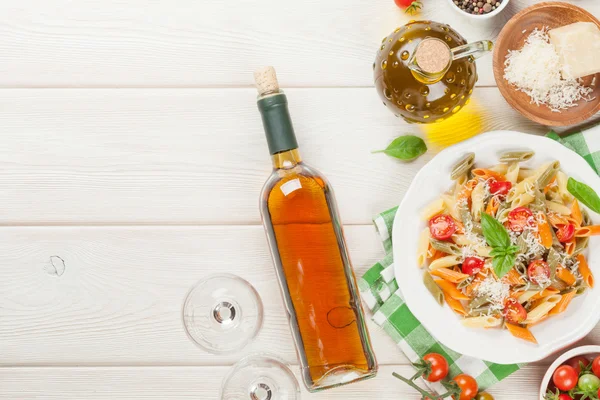 Penne pasta y botella de vino — Foto de Stock