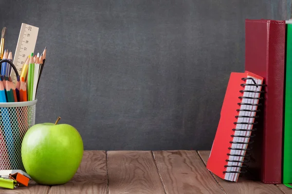 Schul- und Bürobedarf und Apfel — Stockfoto