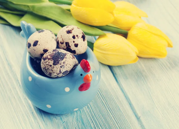 Hintergrund mit Eiern und Tulpen — Stockfoto