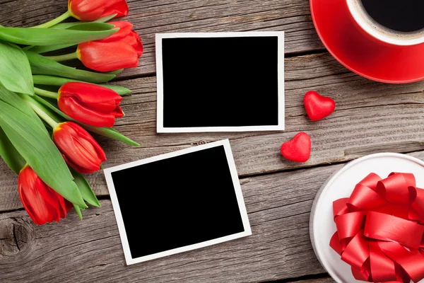 Tulipani, confezione regalo e cornici fotografiche . — Foto Stock