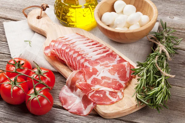 Prosciutto, mozzarella, oil and tomatoes — Stock Photo, Image