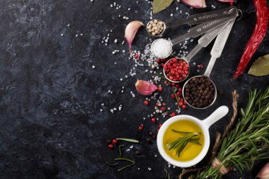 Otlar ve baharatlar siyah tasi üzerinden