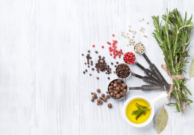 Otlar ve baharatlar ahşap arka plan üzerinde