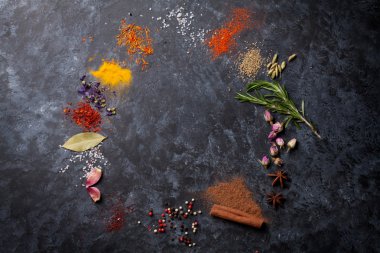 Otlar ve baharatlar siyah tasi üzerinden