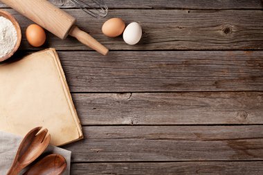Tarif kitabı ile mutfak masası