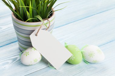 Paskalya yumurtaları ve saksı bitki