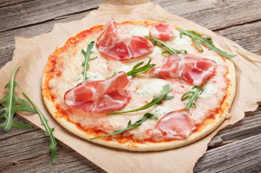 Pizza jambon ve mozzarella ile