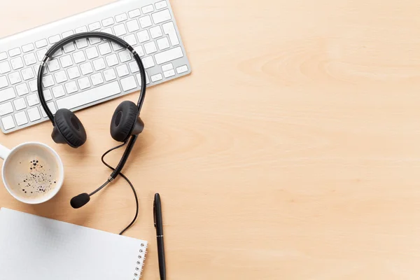 Bureau met headset en pc — Stockfoto