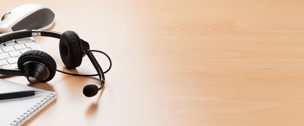 Bürotisch mit Headset. — Stockfoto