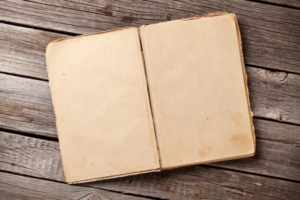 Libro vintage abierto sobre madera — Foto de Stock