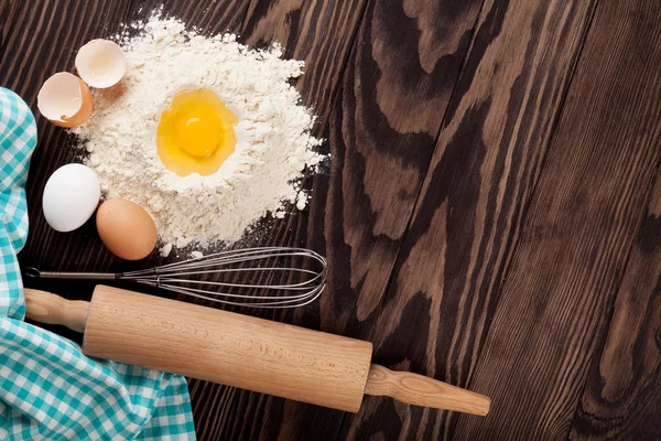 Köksbord med köksredskap — Stockfoto