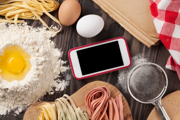 Keukentafel met smartphone — Stockfoto