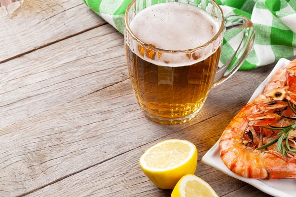 Beer mug and grilled shrimps — Stock Photo, Image