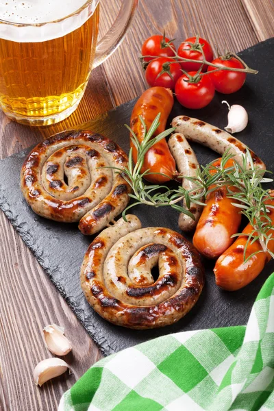 Embutidos a la parrilla y jarra de cerveza — Foto de Stock