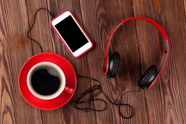 Смартфон, навушники та чашка кави — стокове фото