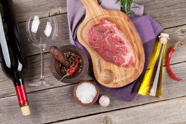 Bistecca di manzo cruda con spezie ed erbe aromatiche — Foto Stock