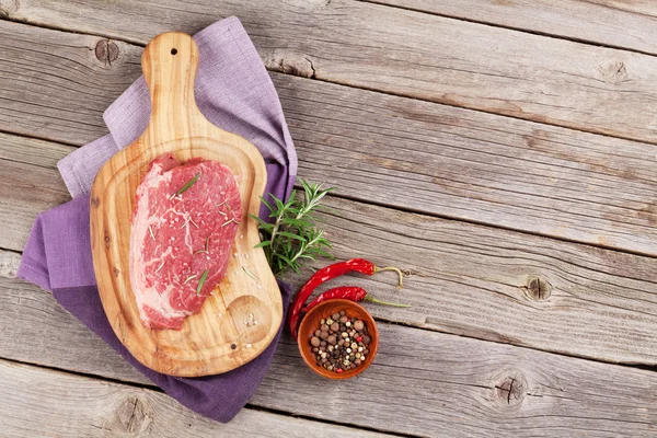 Nyers marhahús fűszerekkel és fűszernövényekkel — Stock Fotó